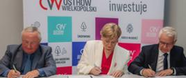 Zdjęcie grupowe z podpisania umowy