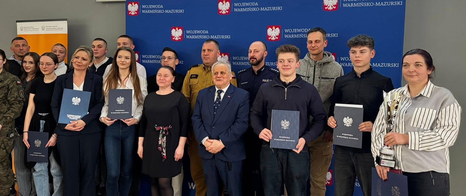 II Wojewódzki Konkurs Wiedzy o Ochronie Ludności i Bezpieczeństwie Powszechnym: wicewojewoda Zbigniew Szczypiński wręcza nagrody.