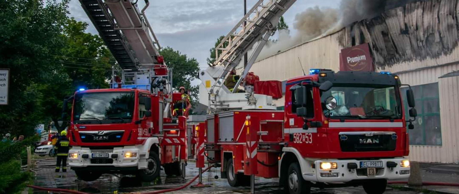 Zdjęcie przedstawia dwa samochody specjalne, tj. dwa podnośniki z Jednostki Ratowniczo-Gaśniczej w Zgierzu oraz Jednostki Ratowniczo-Gaśniczej w Ozorkowie.