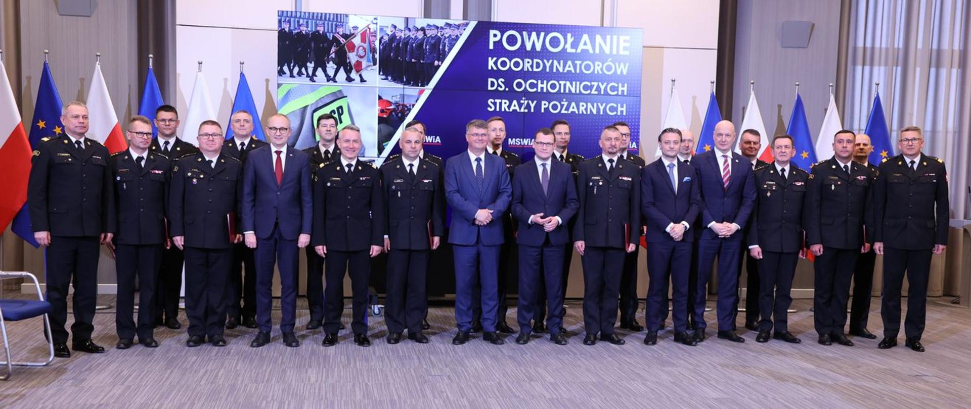 Zdjęcie grupowe wiceministrów i komendantów PSP