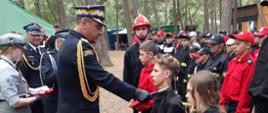 Ślubowanie strażaków MDP przez generała PSP ŚKW PSP podczas zbiórki w lesie na obozowisku MDP.