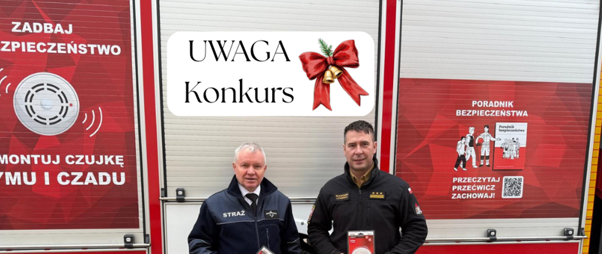 Dwóch mężczyzn stoi na tle samochodu pożarniczego trzymając w dłoniach czujniki tlenku węgla i czadu, które można wygrać w konkursie.