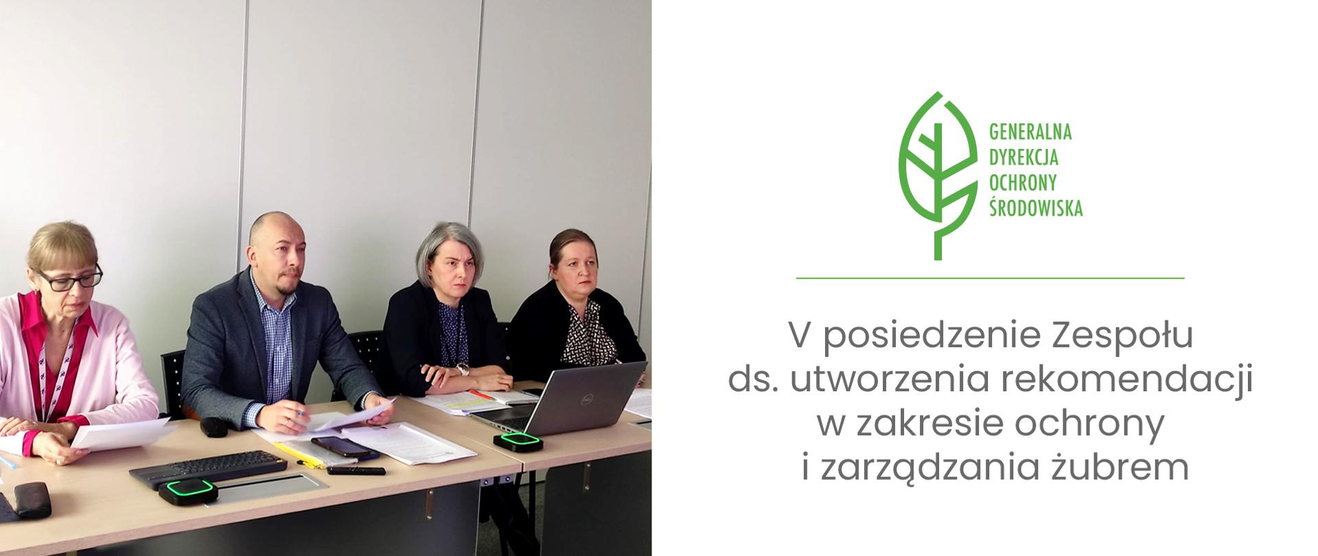 Na grafice z lewej strony widać uczestników spotkania - za biurkiem siedzą 3 kobiety oraz mężczyzna, na biurku widoczne dokumenty oraz komputer. Po prawej stronie na białym tle widoczne jest logo (zielony liść) oraz podpis Generalna Dyrekcja Ochrony Środowiska, poniżej napis: V posiedzenie Zespołu do spraw utworzenia rekomendacji w zakresie ochrony i zarządzania żubrem.