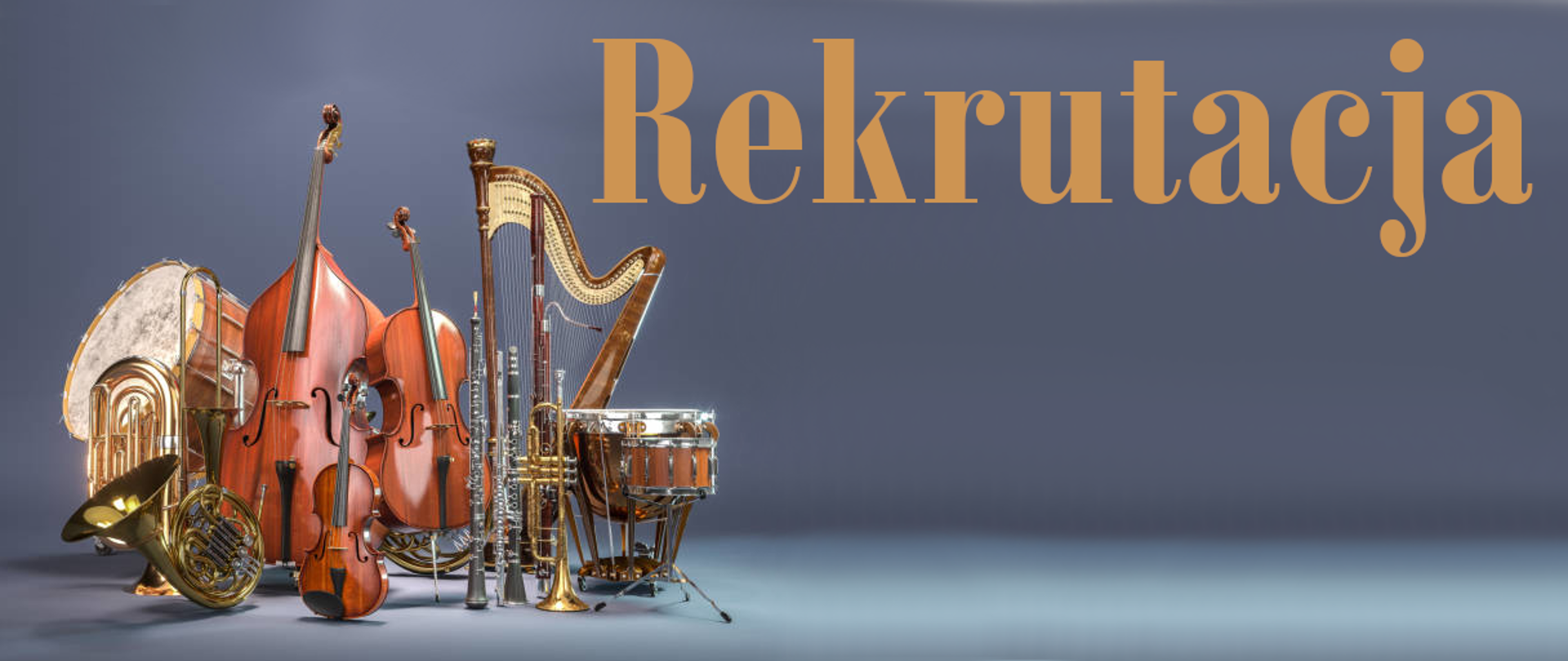 Na szarym tle po lewej stronie zdjęcia instrumentów orkiestrowych w prawym górnym rogu napis Rekrutacja 