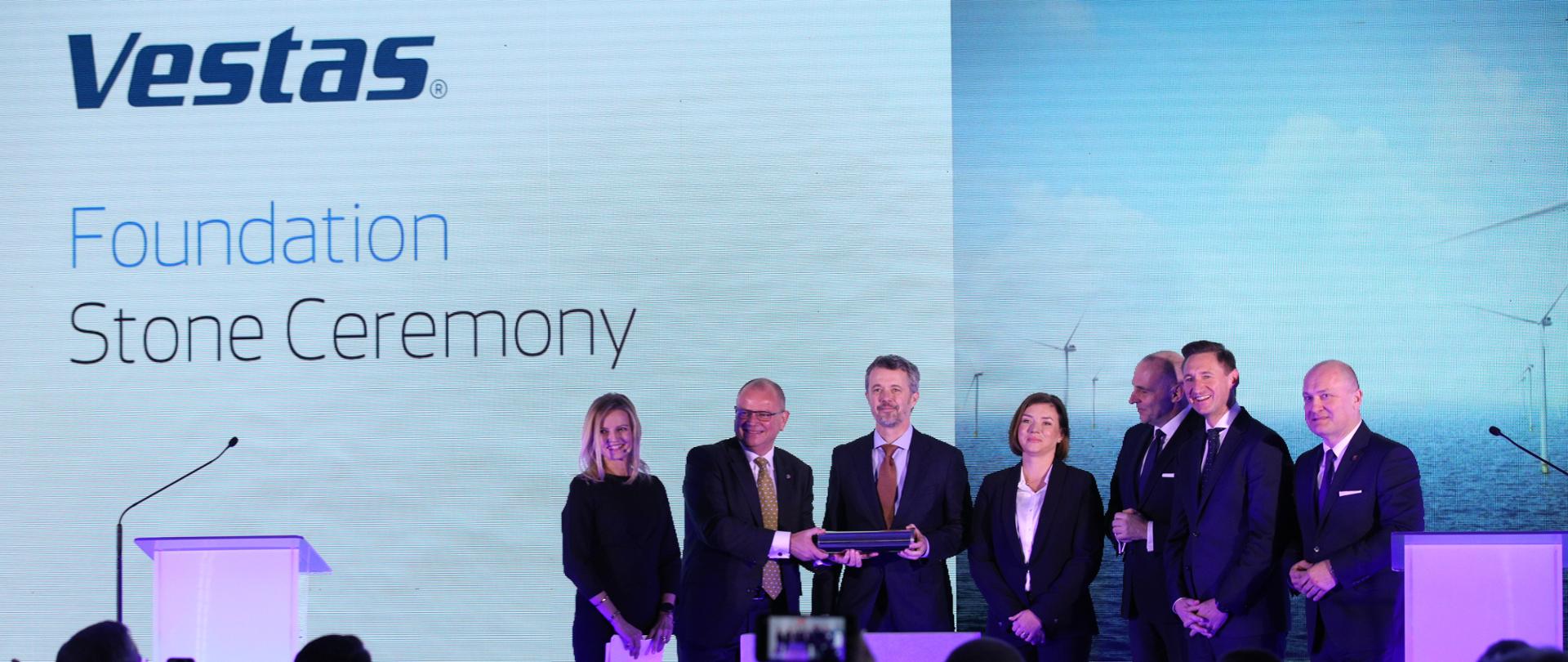 Wmurowanie kamienia węgielnego pod fabrykę Vestas w Szczecinie. W uroczystości uczestniczył wicemin. Niemczycki i król Danii Fryderyk X