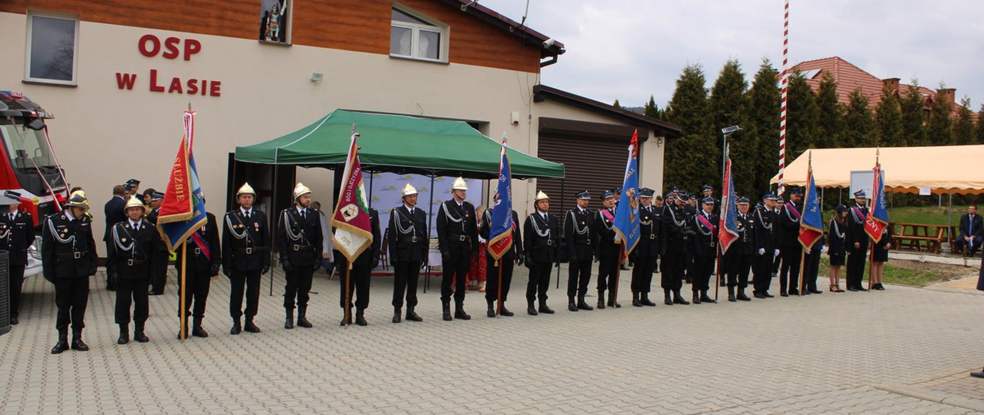 Na zdjęciu poczty sztandarowe z zaprzyjaźnionych jednostek OSP