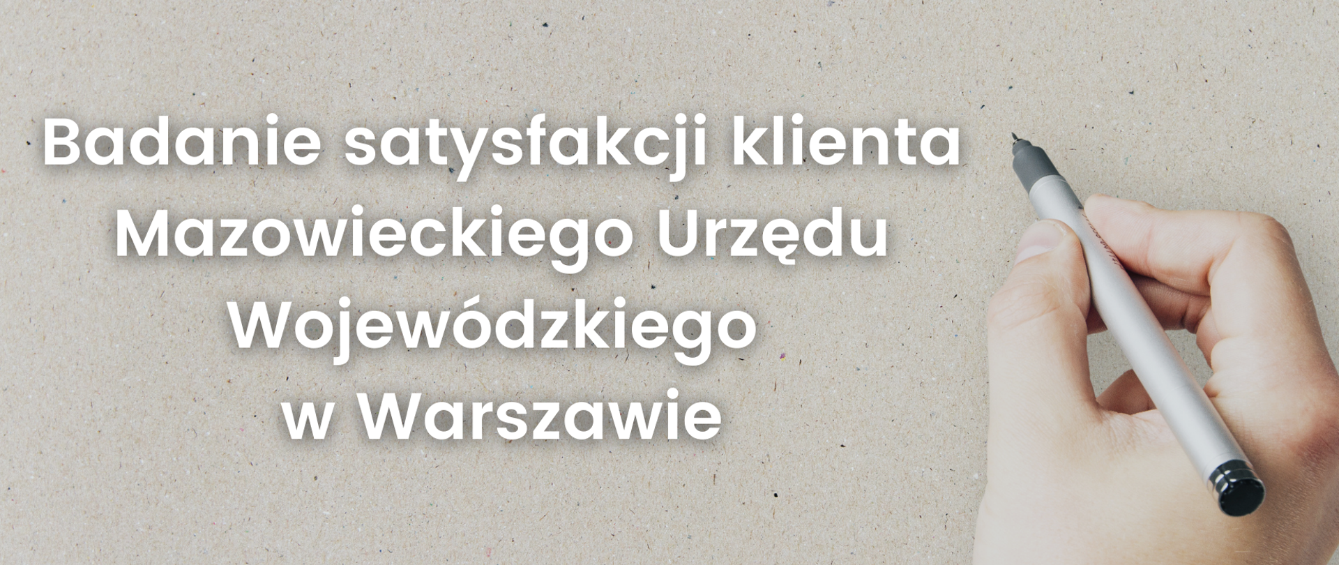 Grafika z napisem badanie satysfakcji Klienta Mazowieckiego Urzędu Wojewódzkiego w Warszawie. Obok napisu dłoń trzymająca długopis. 