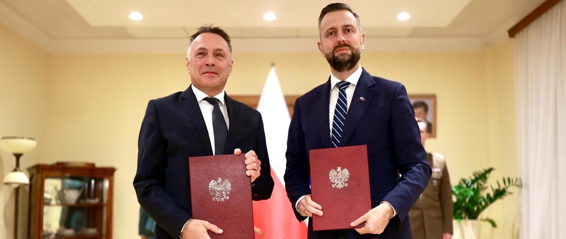 W poniedziałek, 29 września br. w siedzibie MON odbyło się spotkanie Władysława Kosiniaka-Kamysza wicepremiera, ministra obrony narodowej z ministrem obrony Norwegii Torem Sandvikiem. W trakcie spotkania podpisane zostało porozumienie (Memorandum of Understanding) dotyczące zacieśnienia dwustronnej współpracy w dziedzinie obronności.