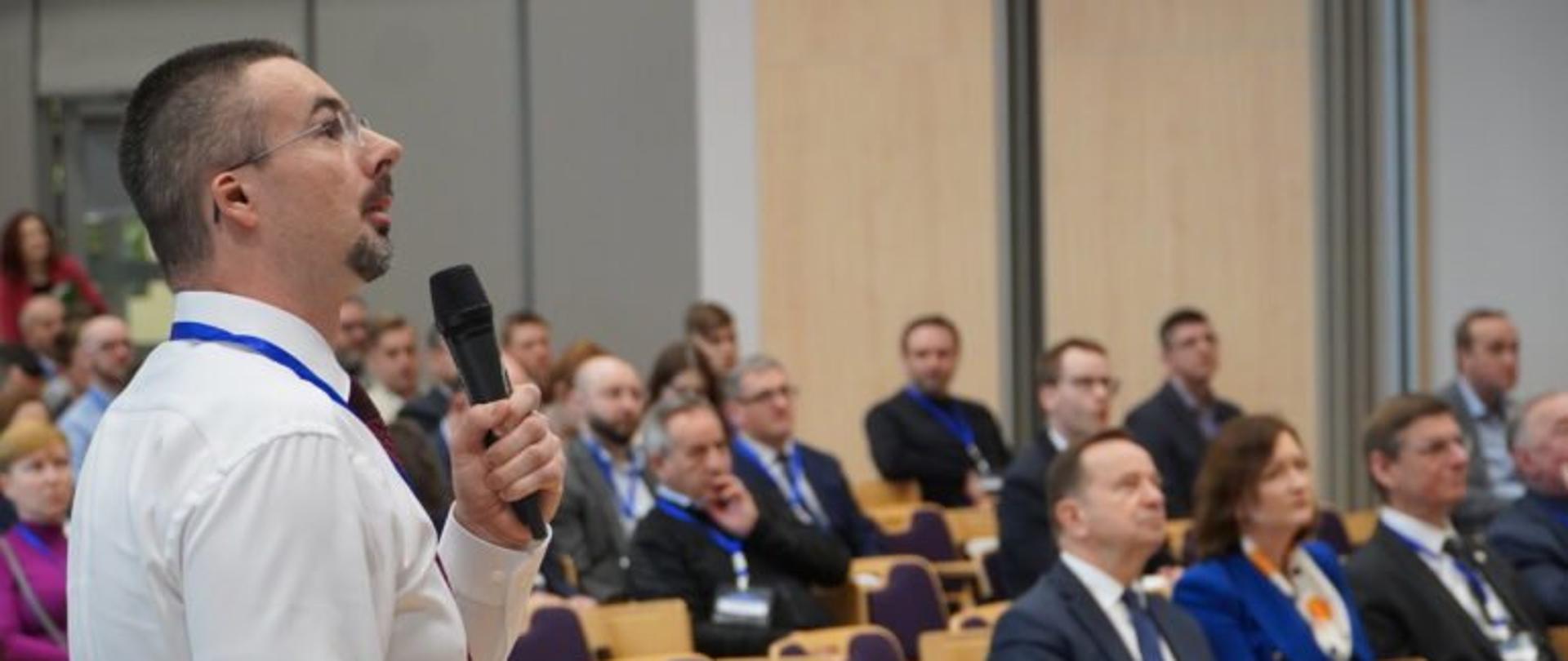 Prelegent zabiera głos podczas Dni Przemysłu Kosmicznego