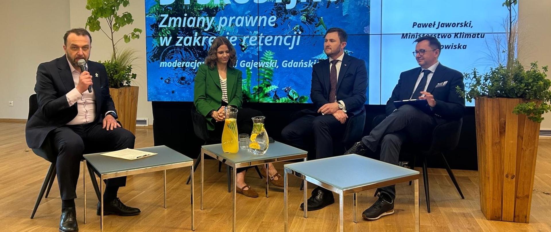 Na zdjęciu od lewej: Ryszard Gajewski - Prezes Zarządu Gdańskie Wody Sp. z o.o., Magdalena Młochowska - Dyrektor Koordynator ds. zielonej Warszawy w Stołecznym Ratuszu, Piotr Grzelak - wiceprezydent Gdańska oraz Mateusz Balcerowicz - prezes Wód Polskich