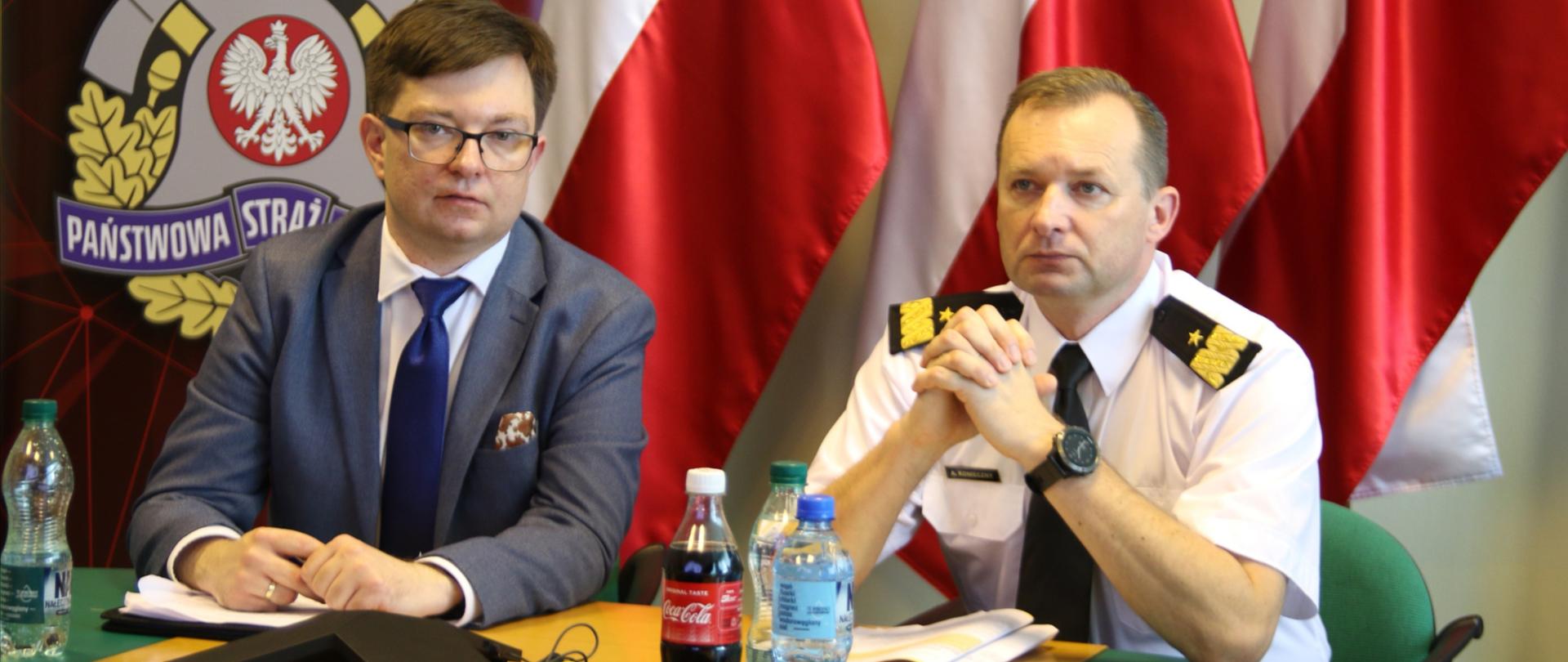 Posiedzenia dyrektorów generalnych Ochrony Ludności Rady Państw Morza Bałtyckiego oraz dyrektorów generalnych Ochrony Ludności Unii Europejskiej, Europejskiego Obszaru Gospodarczego i Państw Kandydujących – na zdjęciu przedstawiciele KG PSP na tle polskich flag i logotypu PSP