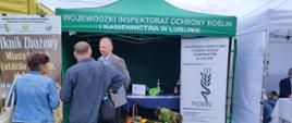 Inspektor WIORiN Oddział w Łęcznej udziela informacji uczestnikom dożynek