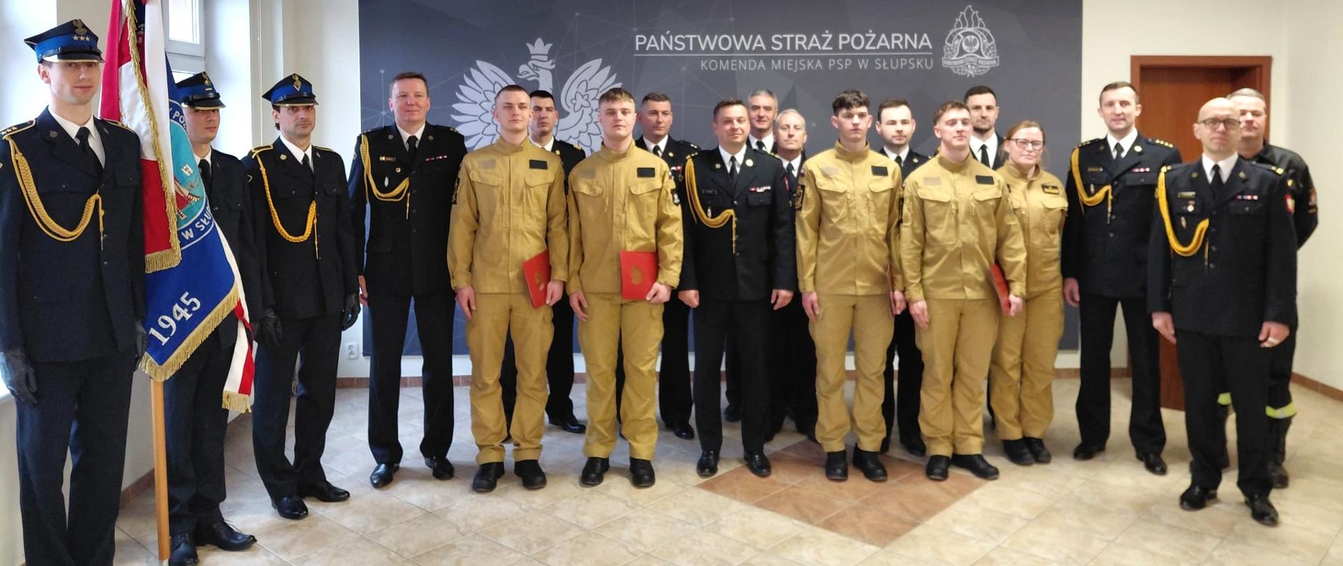 Zdjęcie przedstawia funkcjonariuszy KM PSP w Słupsku podczas ślubowania.