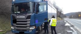 Inspektorzy WIOŚ kontrolują przewoźników przy drodze w Lipowicy