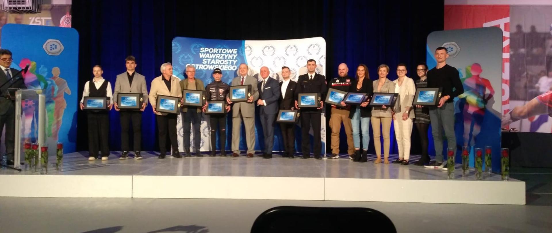 Strażak wraz z laureatami nagród.