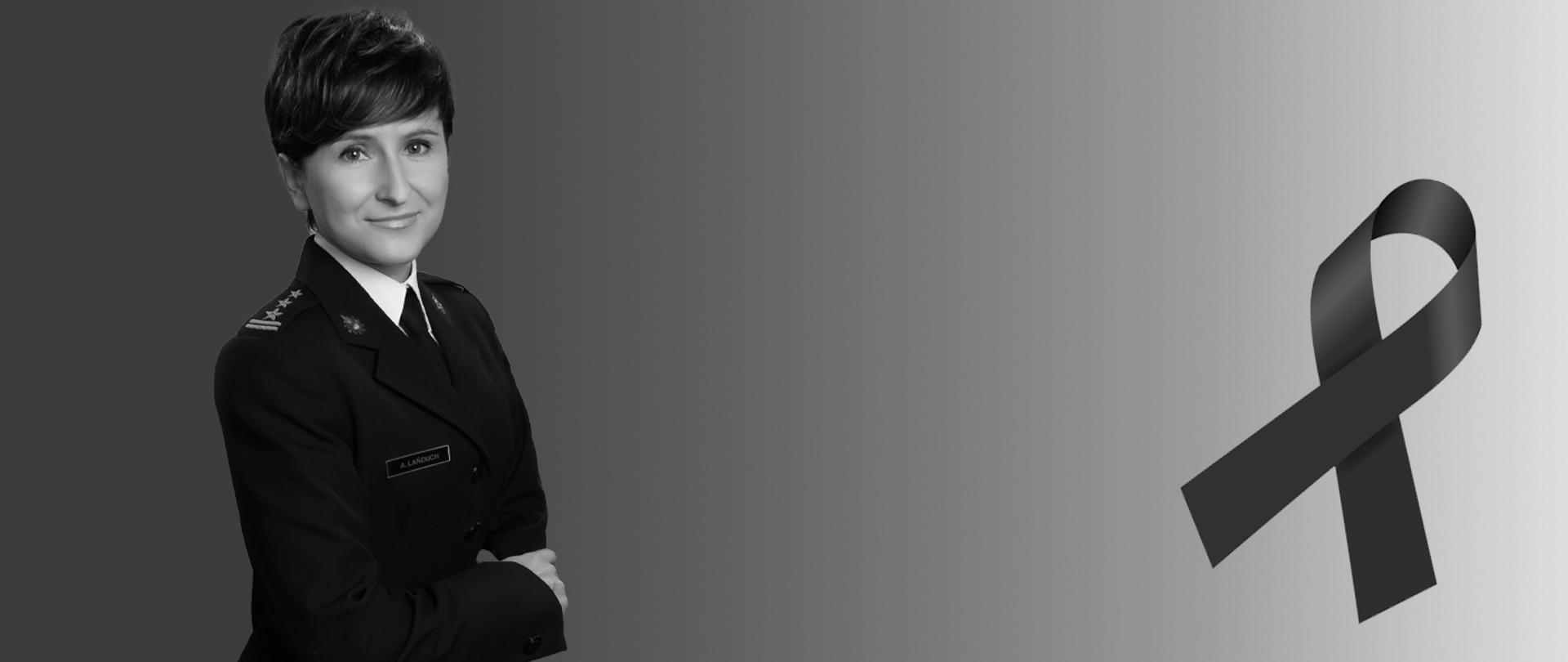 „Czarno-białe zdjęcie kobiety w mundurze służbowym, stojącej z założonymi rękami. Po prawej stronie widoczna jest czarna wstążka żałobna na szarym tle.”