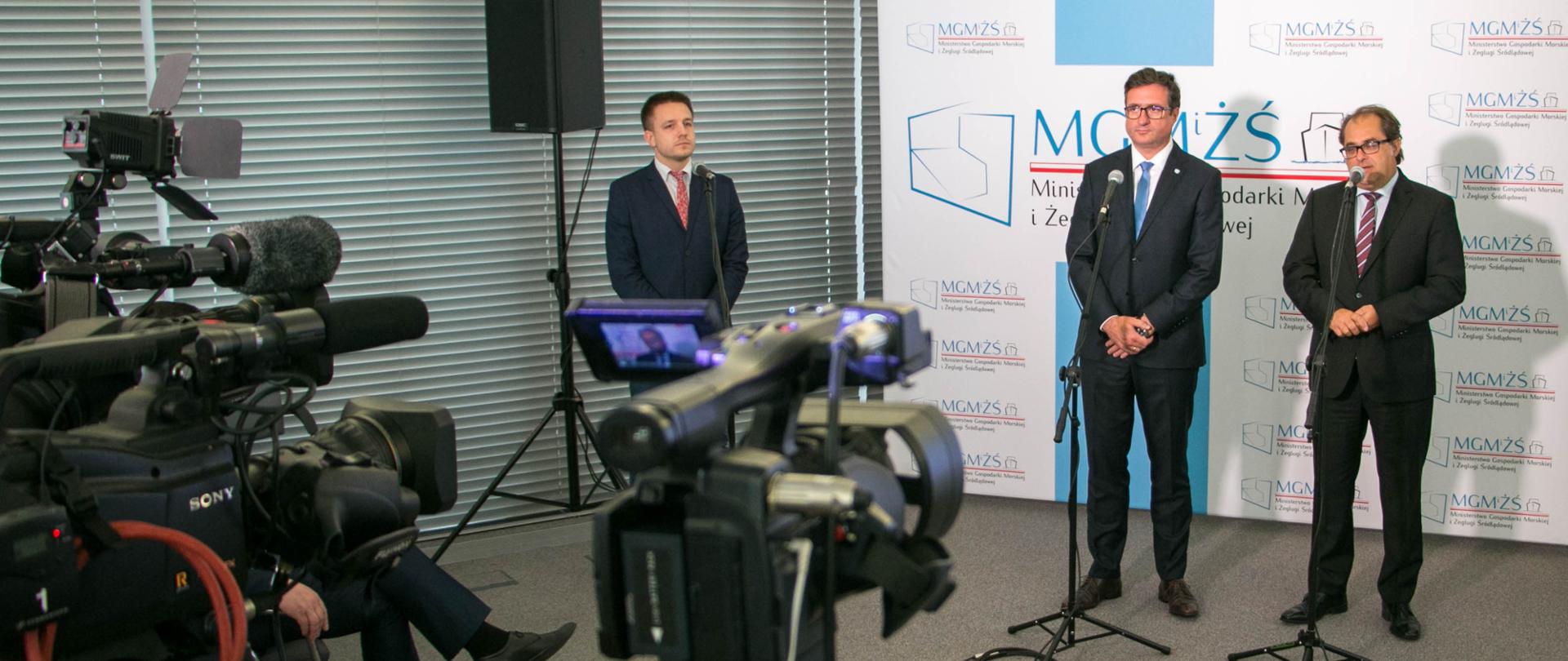 Konferencja prasowa z udziałem ministra gospodarki morskiej i żeglugi śródlądowej Marka Gróbarczyka oraz prezesa PGW Wody Polskie Przemysława Dacy.