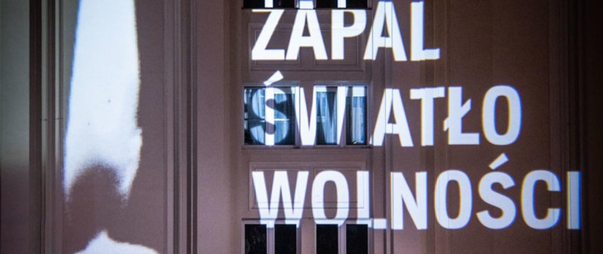 Grafika przedstawiająca iliminację na budynku Podkarpackiego Urzędu Wojewódzkiego w Rzeszowie pod nazwą "Zapal światło wolności"