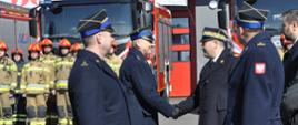 Na zdjęciu Komendant Wojewódzki przekazuje samochody pożarnicze dowódcom jednostek pożarniczych