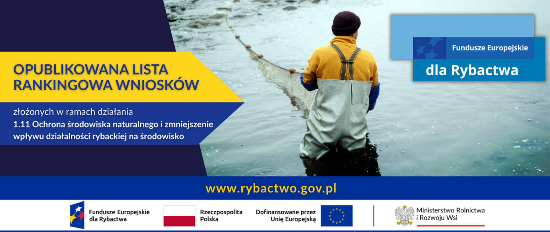 rybak z siecią stojący w wodzie