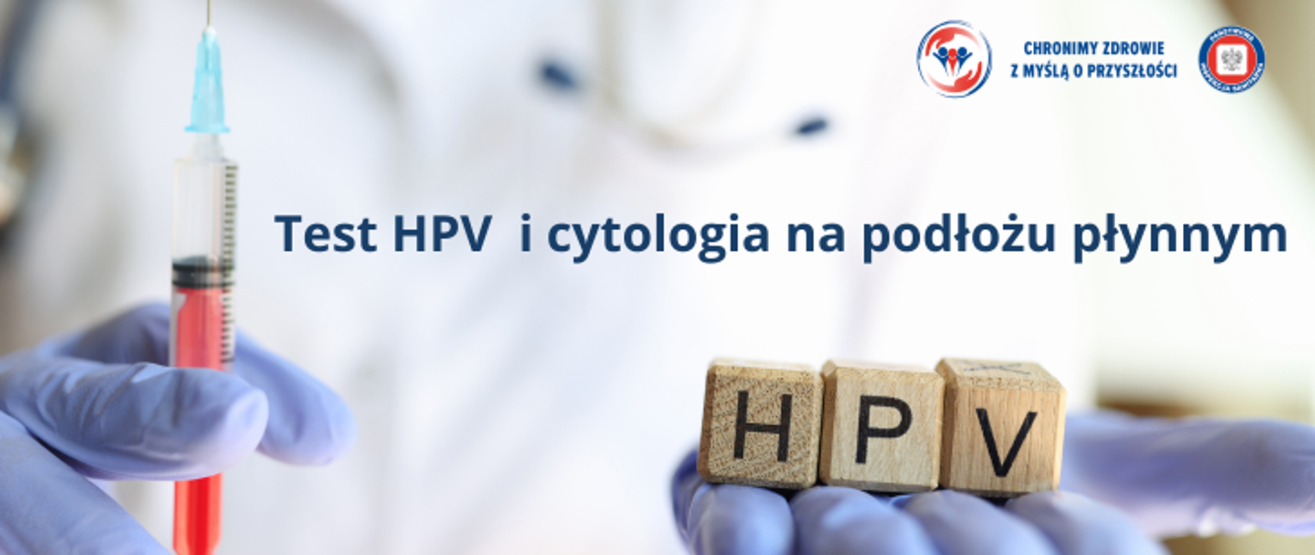 Grafika przedstawia dłoń w fioletowej rękawiczce, na której ułożone są drewniane klocki HPV. Druga dłoń w rękawiczce trzyma strzykawkę z płynem. w prawym górnym rogu umieszczono loga Inspekcji Sanitarnej oraz Chronimy Zdrowie z Myślą o przyszłości. 
