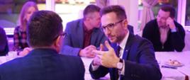 Wiceminister Waldemar Buda rozmawia z samorządowcami i przedsiębiorcami podczas spotkania na temat Polskiego Ładu