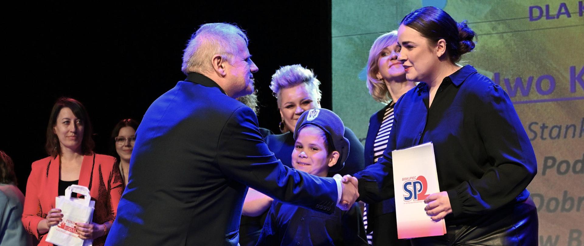 Jubileuszowa edycja konkursu „Hubal” w Biskupcu. Wicewojewoda Zbigniew Szczypiński wręczył wyróżnienia podczas uroczystości w BDK