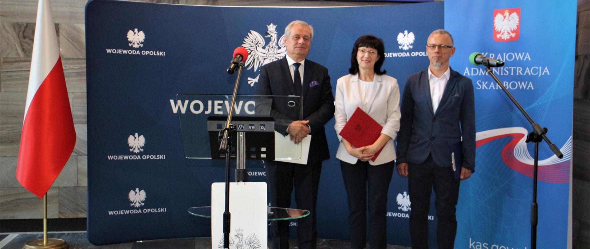Wojewoda opolski wraz z dyrektor Krajowej Administracji Skarbowej