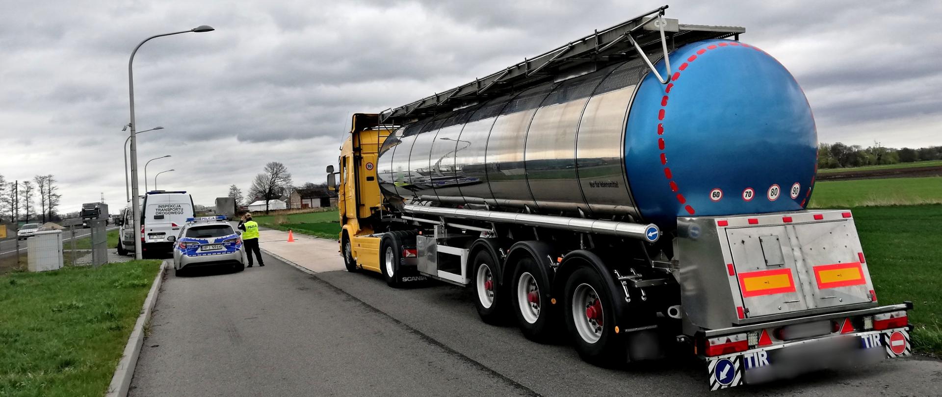 Kontrolowany pojazd na punkcie kontrolnym, po lewej stronie pojazd Policji oraz ITD