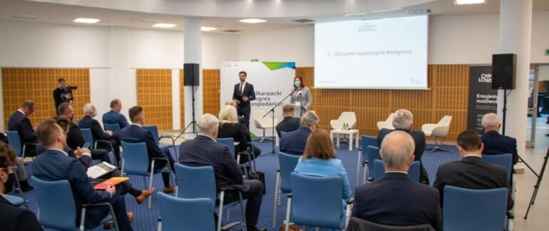 Wojewoda podkarpacki Ewa Leniart przemawia podczas III Podkarpackiego Kongres Gospodarczy