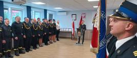 Na zdjęciu widać przemawiającego komendanta PSP w Zgierzu, pododdziały strażaków oraz sztandar
