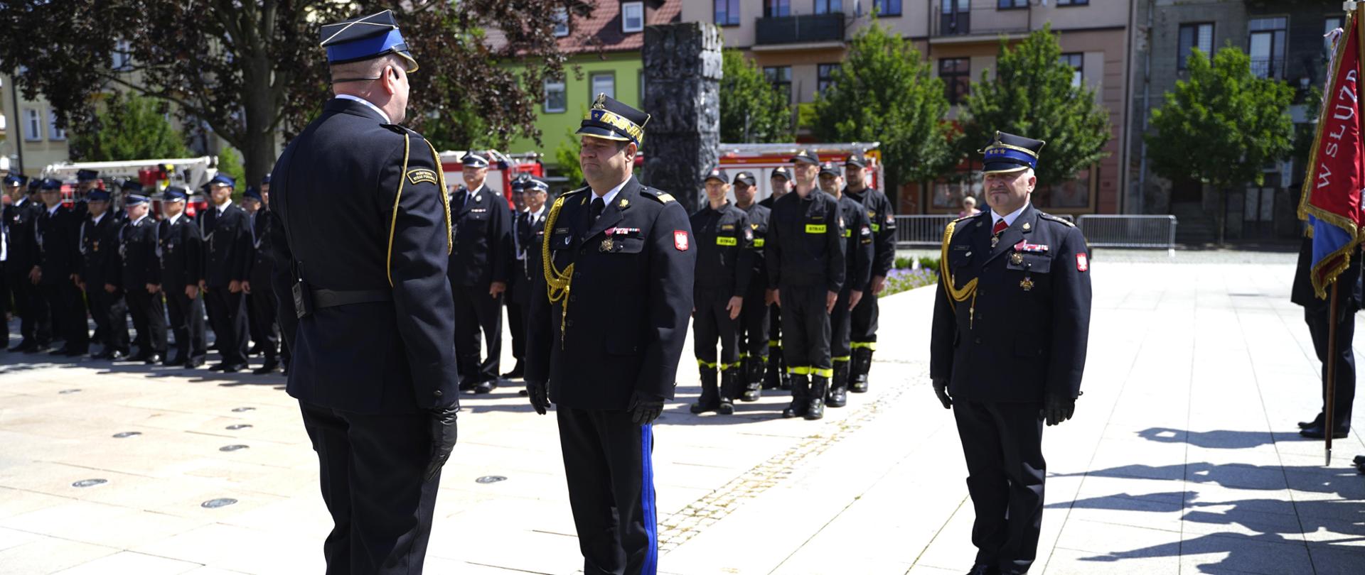 7 czerwca 2024 r. na Rynku Miejskim w Przasnyszu odbyła się uroczystość Powiatowego „Dnia Strażaka”.
Uroczystość rozpoczęła się Mszą Świętą w intencji strażaków w Kościele pw. Św. Stanisława Kostki, którą sprawował kapelan strażaków powiatu przasnyskiego Ojciec dh Wiesław Wiśniewski w asyście ks. Jerzego Sieńkowskiego-Kapelana Mazowieckich Strażaków PSP oraz księży proboszczów z parafii powiatu przasnyskiego.
Po mszy nastąpił przemarsz pododdziałów na Rynek Miejski w Przasnyszu gdzie odbył się uroczysty apel, zapoczątkowany złożeniem meldunku przez dowódcę uroczystości kpt. Piotra Kuligowskiego Mazowieckiemu Komendantowi Wojewódzkiemu nadbryg. Arturowi Gonerze, który dokonał przeglądu pododdziałów i przywitał się z pocztami sztandarowymi. Następnie podniesiono flagę państwową i odegrano Mazurek Dąbrowskiego-Hymn Polski.
Zaproszonych Gości przywitał Komendant Powiatowy Państwowej Straży Pożarnej w Przasnyszu st.bryg. Waldemar Białczak po czym nastąpiło wręczenie odznaczeń, aktów nadania wyższych stopni służbowych wyróżniającym się strażakom i zasłużonym dla ochrony przeciwpożarowej.
Brązową Odznakę „Zasłużony dla Ochrony Przeciwpożarowej” otrzymali:
• st. kpt. Tomasz Krawczyk,
• mł. kpt. Mirosław Król
Odznakę Świętego Floriana „Za Zasługi dla Społeczności Lokalnej” otrzymali:
• druh Jerzy Łukasiak z OSP Węgra,
• druh Henryk Wróbel z OSP Zaręby,
Medalem Honorowym im. Bolesława Chomicza odznaczony został:
• dh Jerzy Wilga z OSP Jednorożec
Medalami „Za zasługi dla pożarnictwa” zostali odznaczeni:
Złotym Medalem
• dh Dariusz Jankowski
• kpt. Olga Król
• ppłk. dypl. Andrzej Kaliszewski
• dh Paweł Łazicki
Srebrnym Medalem
• dh Bartosz Łukasiak
• dh Marek Matuszewski
• mł.kpt. Mirosław Król
• Danuta Szydlik
• dh Janusz Ulatowski
• dh Zbigniew Pydyński
• dh Mariusz Bugaj
Brązowym Medalem
• kpt. Bartosz Prekiel
• st.ogn. Robert Chmielewski
• st.kpt. Radosław Krzemiński
• kpt. Mariusz Keczmerski
• dh Piotr Wójcik
• dh Grzegorz Goliasz
Odznakę honorową „Zasłużony dla Oddziału Wojewódzkiego ZOSP RP województwa mazowieckiego, otrzymali:
• st.bryg. Waldemar Białczak
• dh Jarosław Tadrzak
Odznakę „Strażak Wzorowy”, otrzymali:
• dh Mariusz Stefański OSP Mchowo
• dh Klaudiusz Stefański OSP Mchowo
• dh Diana Anna Ćwiek OSP Mchowo
• Medalem 30-lecia ZZS Florian został odznaczony st.bryg. Waldemar Białczak – Komendant Powiatowy Państwowej Straży Pożarnej w Przasnyszu.
• Krzyżem Niepodległości Klasy I z Gwiazdą został odznaczony st.bryg. Jarosław Andruszkiewicz – Zastępca Komendanta Powiatowego Państwowej Straży Pożarnej w Przasnyszu.
Awanse na wyższe stopnie służbowe otrzymali:
Na stopień starszego kapitana:
 kpt. Tomasz Krawczyk
 kpt. Radosław Krzemiński
Na stopień kapitana:
 mł. kpt. Paweł Spodobalski
Na stopień aspiranta:
 mł. asp. Kamil Skurzewski
Na stopień starszego ogniomistrza:
 ogn. Robert Chmielewski
Na stopień sekcyjnego
 st.str. Robert Chełstowski
 st.str. Patryk Magdziński
Na stopień starszego strażaka:
 str. Diana Anna Ćwiek
Po uroczystym wręczeniu odznaczeń i awansów nastąpiło przekazanie Decyzji Komendanta Głównego o włączeniu jednostki OSP w Starej Krępie oraz poświęcenie i przekazanie nowo zakupionych pojazdów dla jednostek OSP w Mchowie i Krasnem.
Okolicznościowe przemówienia wygłaszane przez uczestników apelu oraz odczytane listy intencyjne zawierały słowa podziękowania i uznania dla strażaków za ich ofiarną służbę oraz życzenia bezpiecznych powrotów z akcji ratowniczych.
Obchody Powiatowego Dnia Strażaka w Przasnyszu swoją obecnością zaszczycili m.in. nadbryg. Artur Gonera Mazowiecki Komendant Wojewódzki Państwowej Straży Pożarnej, parlamentarzyści, przedstawiciele władz wojewódzkich, przedstawiciele władz samorządowych, przedstawiciele służb mundurowych, Komendanci Państwowej Straży Pożarnej ościennych powiatów, przedstawiciele jednostek Ochotniczych Straży Pożarnych, lokalna społeczność.
Uroczystość uświetniła Orkiestra Ochotniczej Straży Pożarnej z Przasnysza.
Opracował: Oficer prasowy Komendanta Powiatowego PSP w Przasnyszu kpt. Piotr Kuligowski.
Zdjęcia: asp. Rafał Sekuna, str. Szymon Wątkowski.
