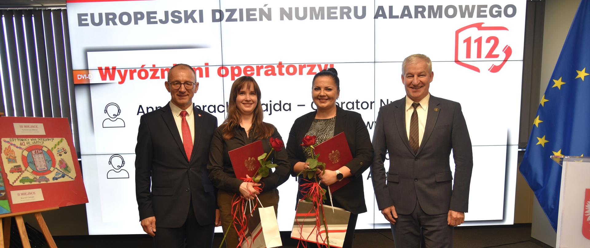 Od lewej: Wojewoda Marek Cebula, dwie wyróżnione operatorki numeru alarmowego, Andrzej Kamiński, Dyrektor Wydziału Bezpieczeństwa i Zarządzania Kryzysowe w LUW, podczas Obchodów Europejskiego Dnia Numeru Alarmowego 112