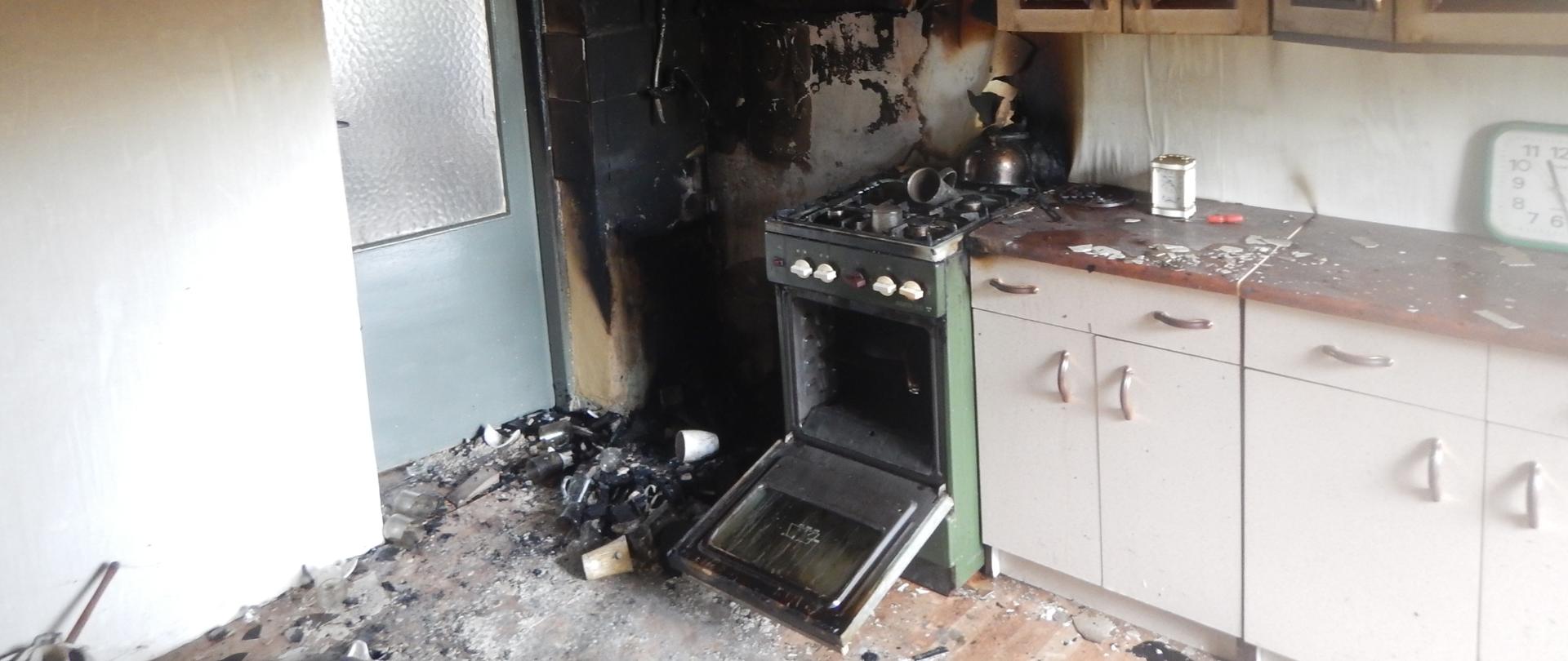Zdjęcie przedstawia pomieszczenie kuchni po pożarze