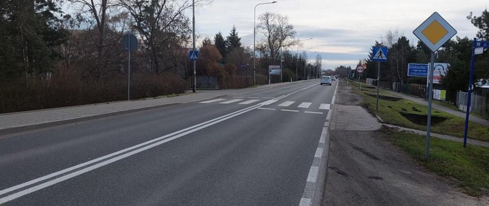 na zdjęciu widoczna droga jednojezdniowa, przejście dla pieszych