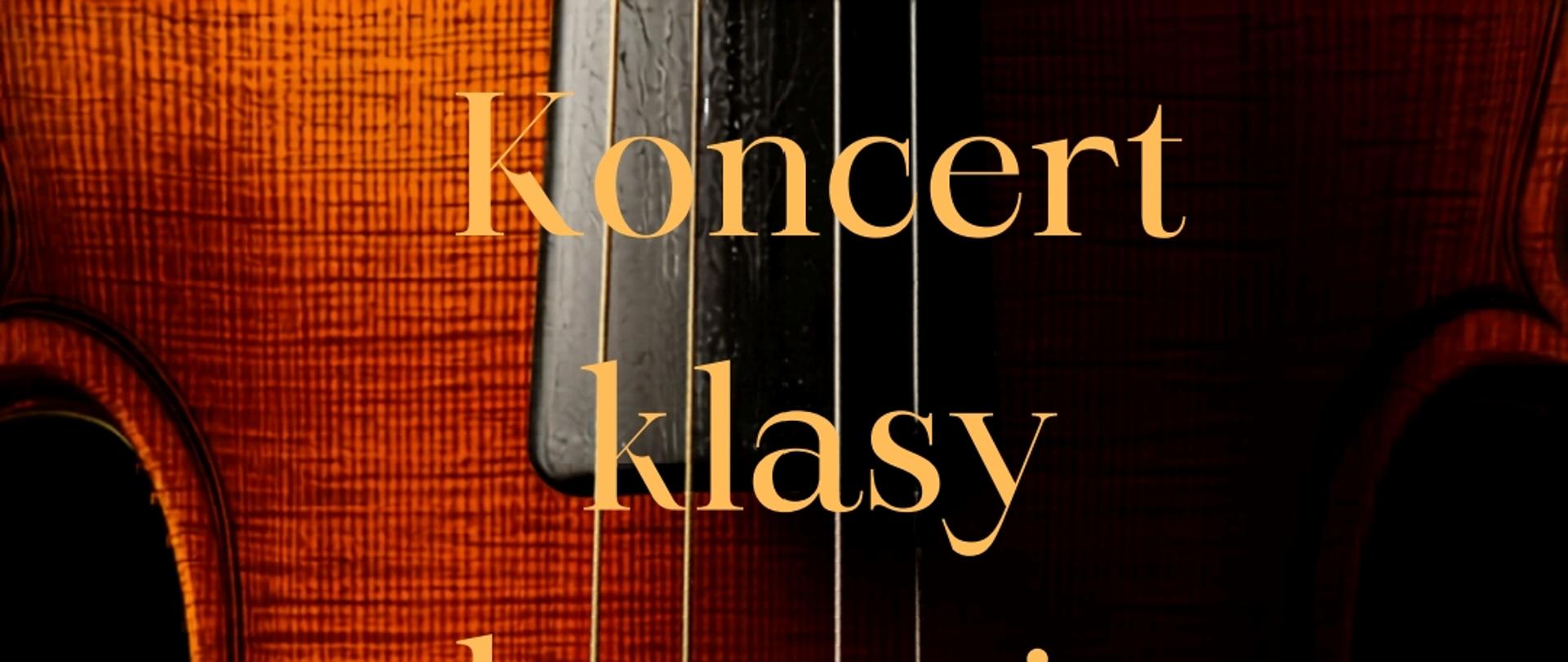 Plakat promujący koncert klasy skrzypiec. Tło stanowi zbliżenie na pudło rezonansowe skrzypiec w ciepłych odcieniach brązu i czerwieni, z widocznymi strunami i fragmentem podstrunnicy. Na środku, dużą złotą czcionką, znajduje się napis: „Koncert klasy skrzypiec”. Poniżej, mniejszym białym tekstem, podano informacje o wykonawcach: „p. Karoliny Skrzypczyńskiej” oraz „Akomp. p. Łukasz Smoleński”. W dolnej części plakatu widnieje data i godzina wydarzenia: „16 czerwca 2026, godz. 17.00”, a na samym dole napis „Sala koncertowa”.