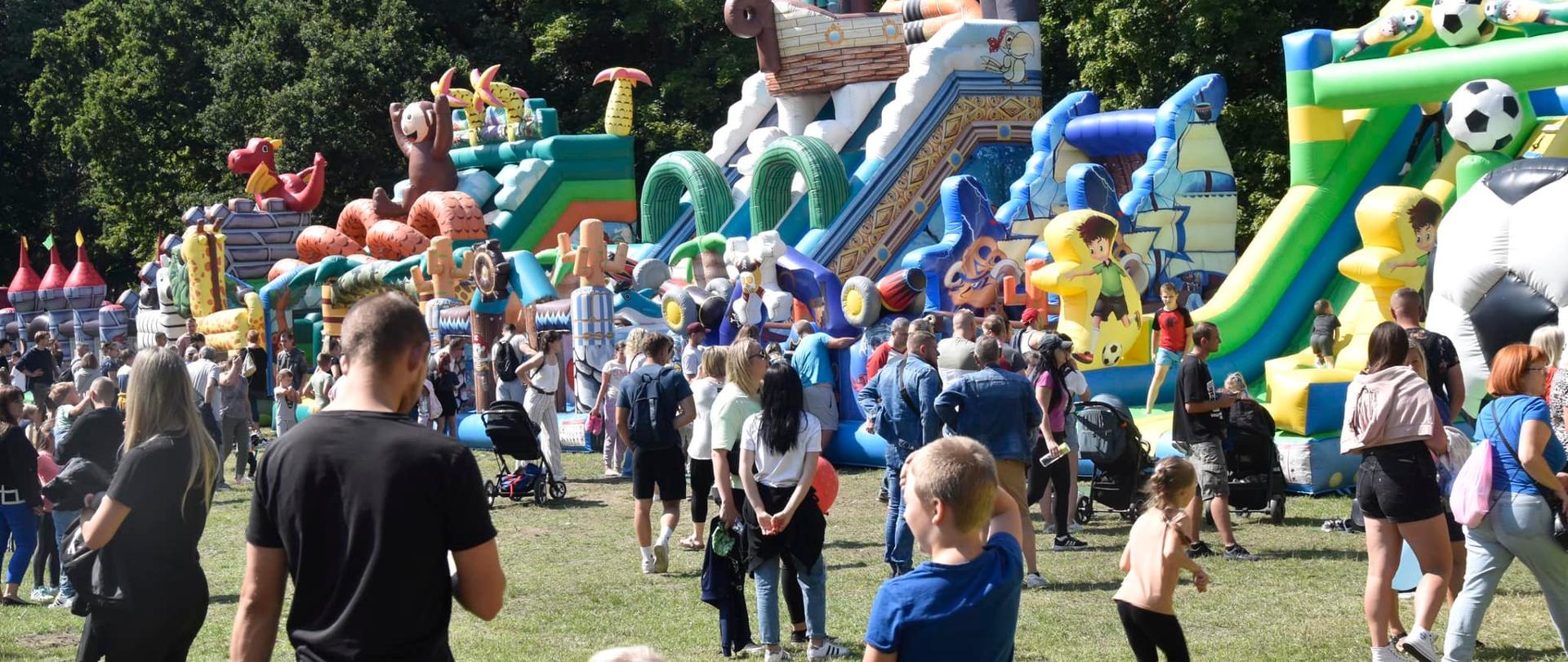 dużo ludzi i w tle dmuchańce 