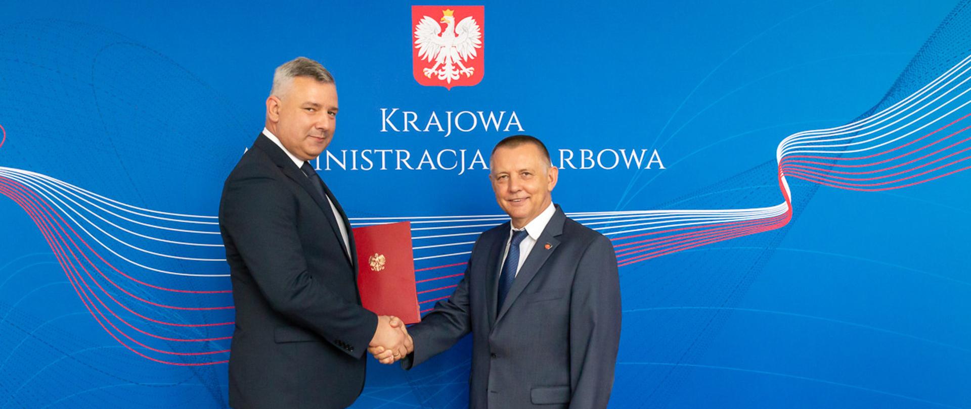 Minister Marian Banaś podczas wręczania nominacji Piotrowi Dziedzicowi.