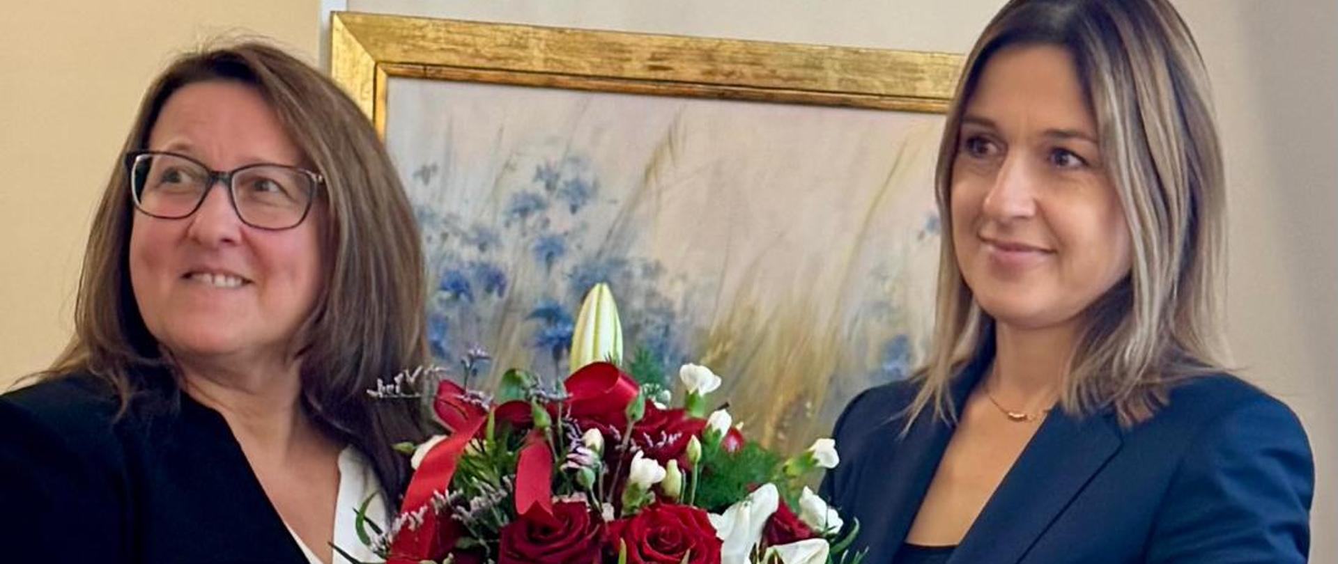 Dwie kobiety z bukietem kwiatów