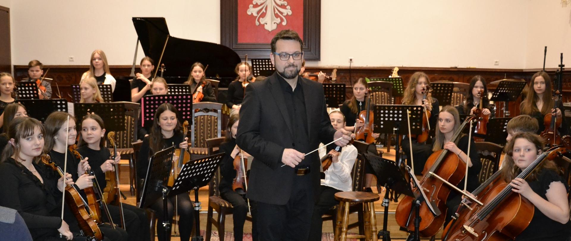 Jarosław Kmieć i orkiestra smyczkowa PSM I stopnia podczas koncertu dla dla kandydatów do szkoły muzycznej 
