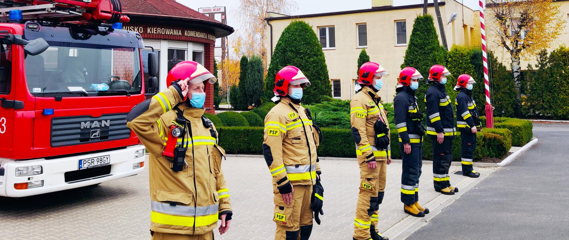 Strażacy podczas apelu z okazji Narodowego Święta Niepodległości, biało czerwona flaga na maszcie