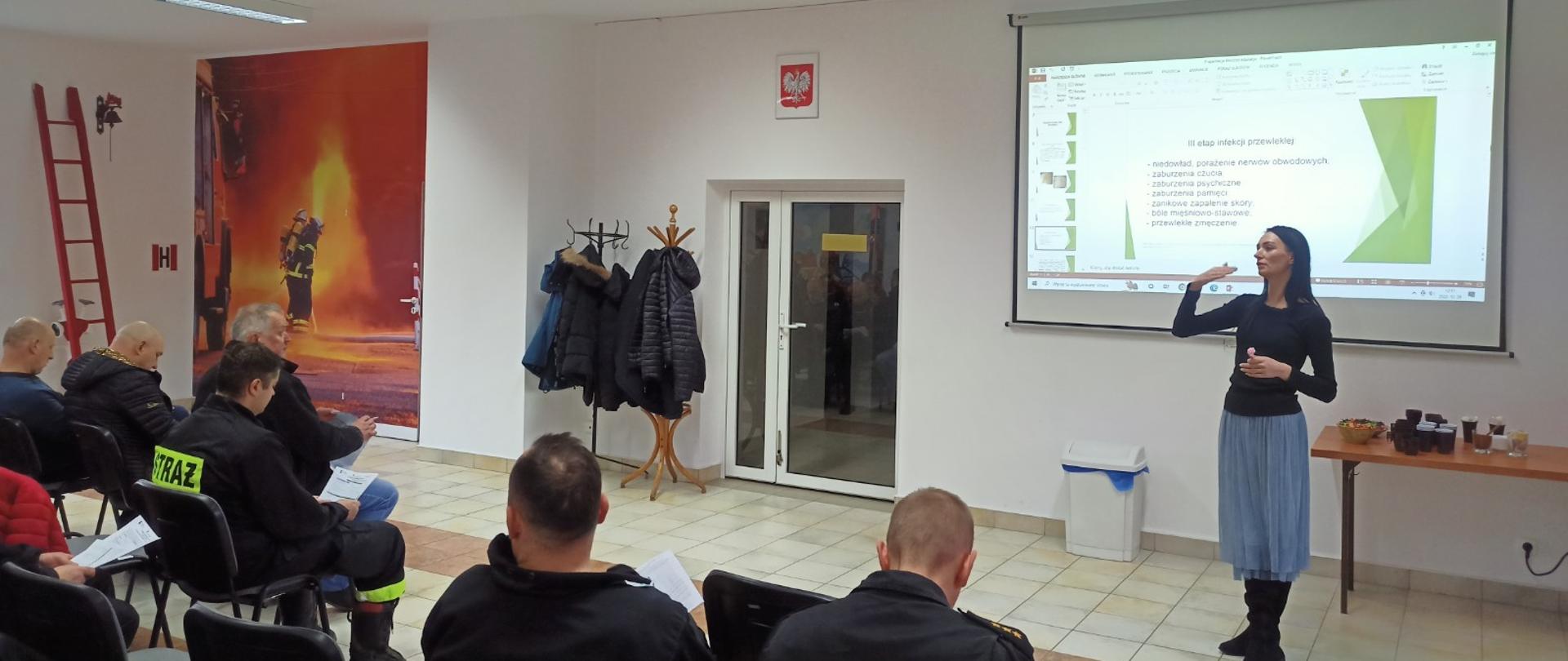 Zdjęcie przedstawia część teoretyczną prowadzoną przez koordynatora projektu