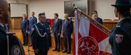 insp. Piotr Szczepaniak przed sztandarem IAS w Białymstoku