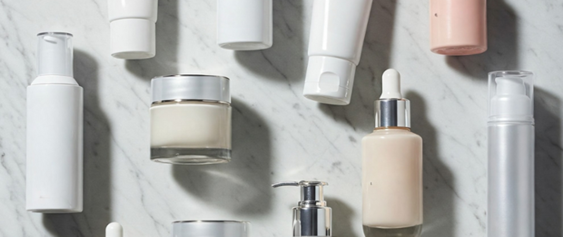 ZDJĘCIE PRZEDSTAWIA RÓŻNE OPAKOWANIA KOSMETYKÓW