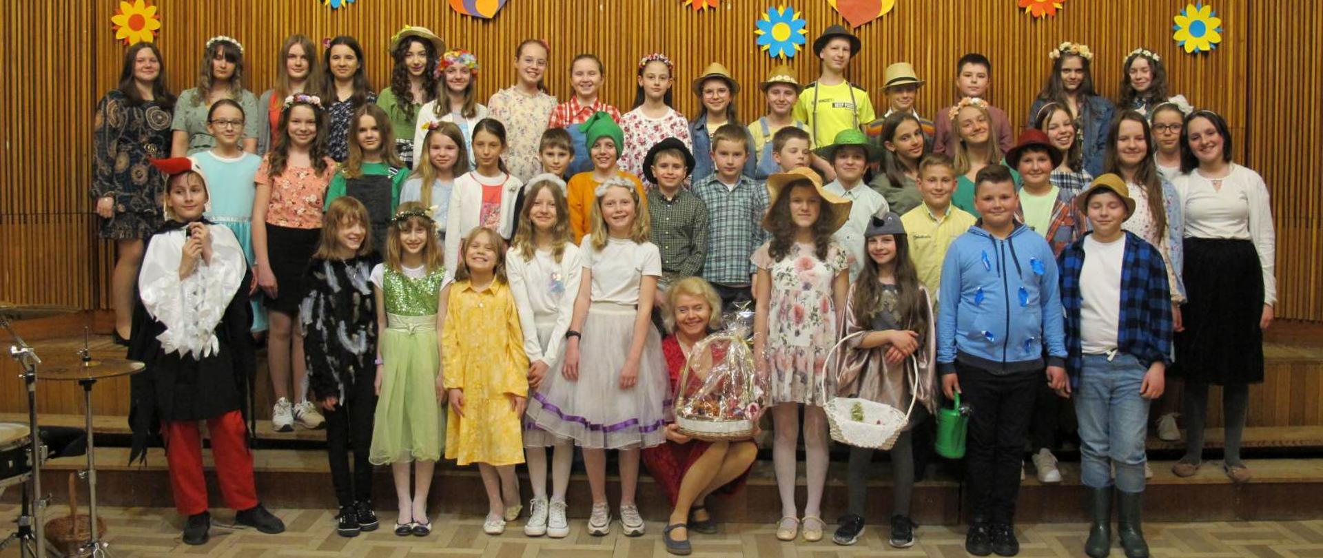 Grupa uczestników koncertu na scenie sali koncertowej ZSM w Krośnie