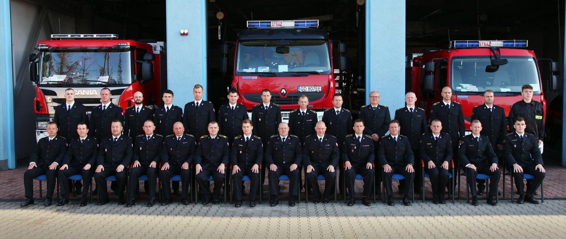 Zdjęcie grupowe strażaków z JRG 2