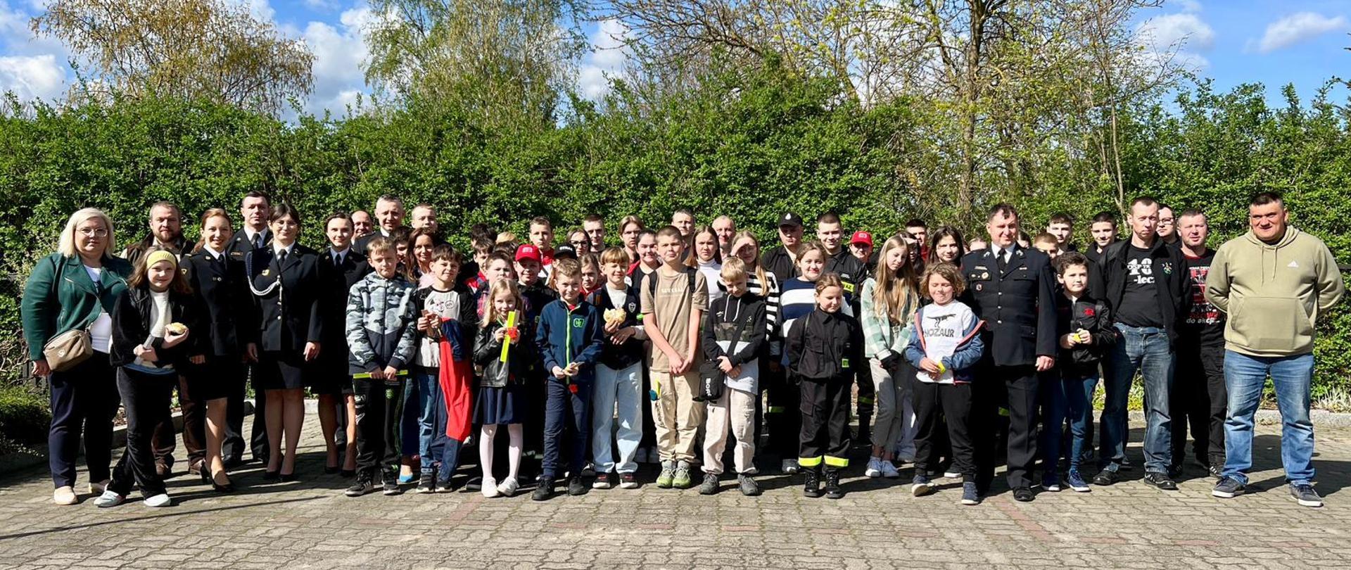 Uczestnicy turnieju pozują do zdjęcia z organizatorami i opiekunami przed siedzibą Nadleśnictwa w Kwidzynie.