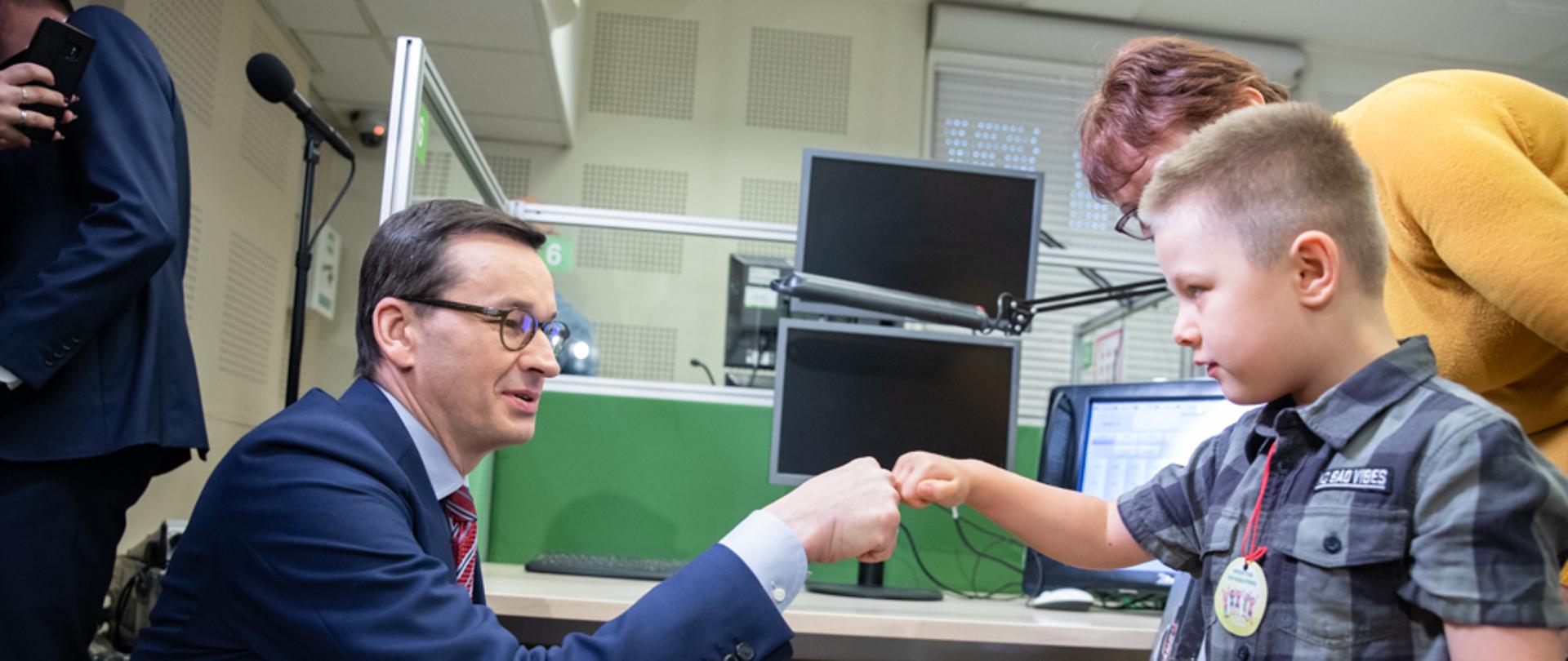 Premier gratuluje Rafałkowi. 