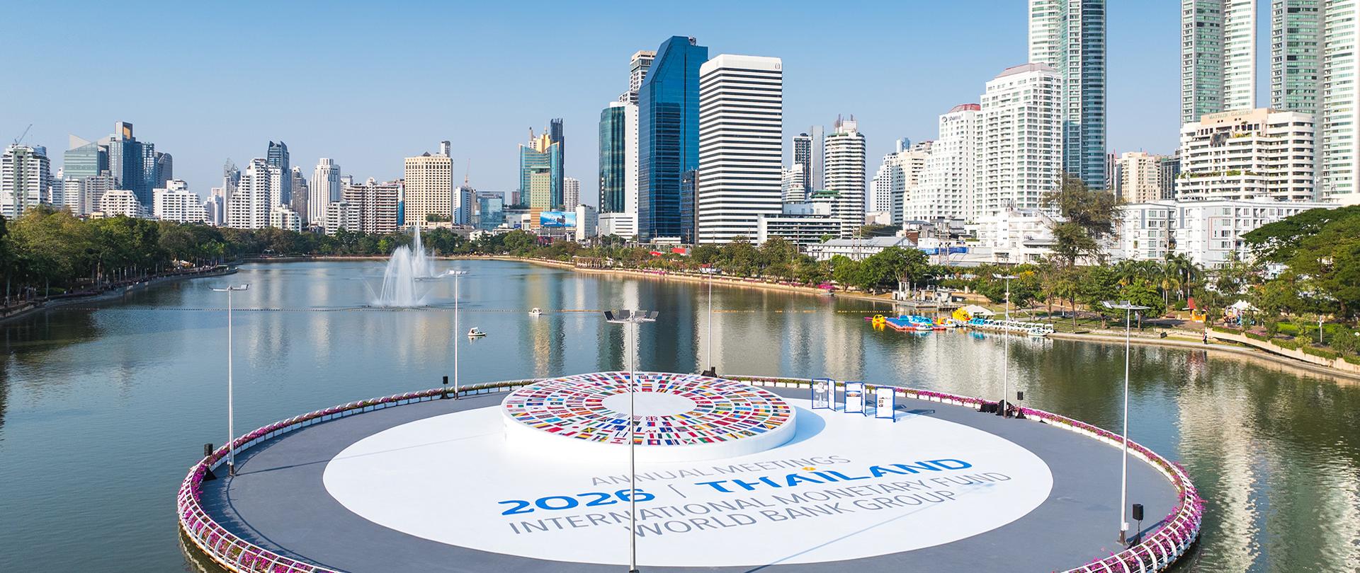 Miejski krajobraz Bangkoku w Tajlandii, napis: “Annual Meetings 2026 Thailand International Monetary Fund World Bank Group”.