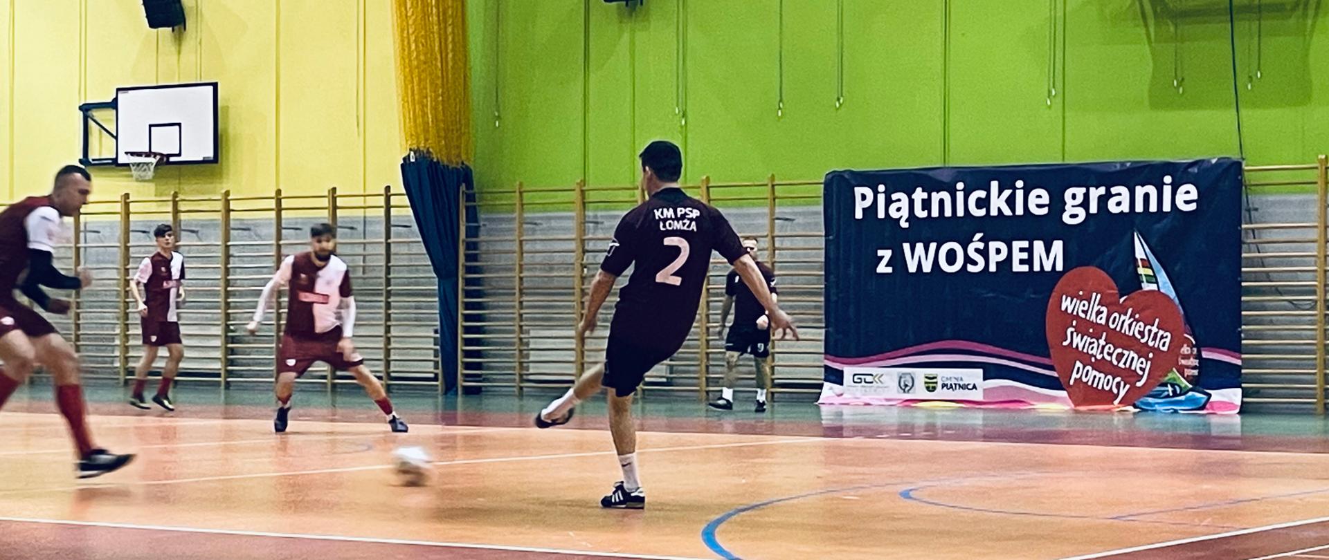 zawodnicy grający w turnieju piłki nożnej halowej 